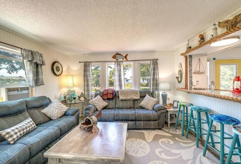 Beachy Outer Banks Retreat W/ Deck + Grill!