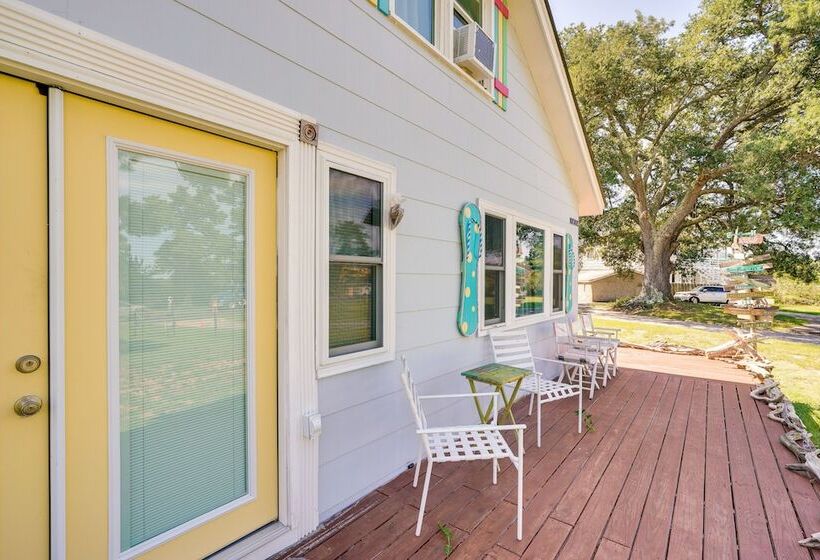 Beachy Outer Banks Retreat W/ Deck + Grill!
