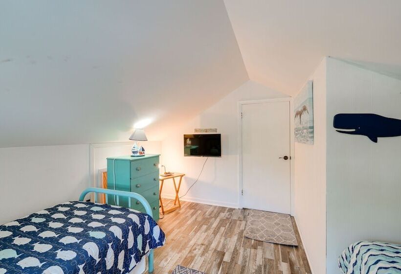 Beachy Outer Banks Retreat W/ Deck + Grill!