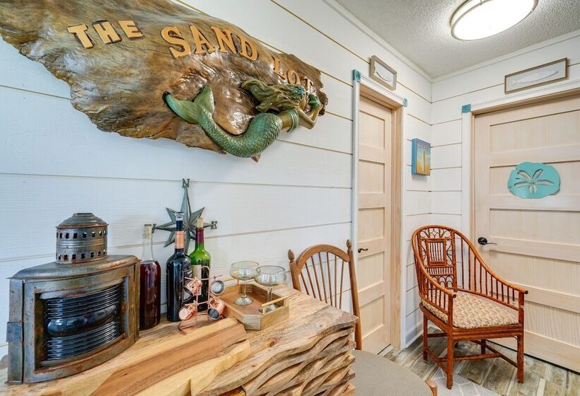 Beachy Outer Banks Retreat W/ Deck + Grill!