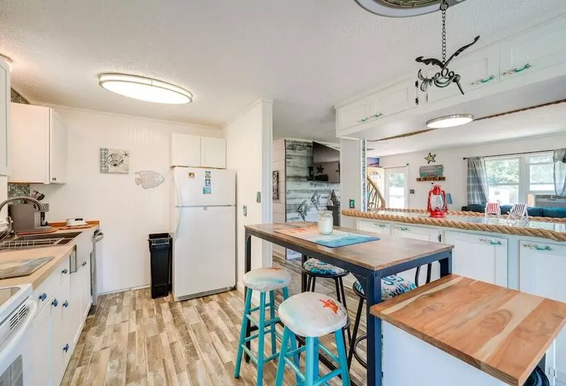 Beachy Outer Banks Retreat W/ Deck + Grill!