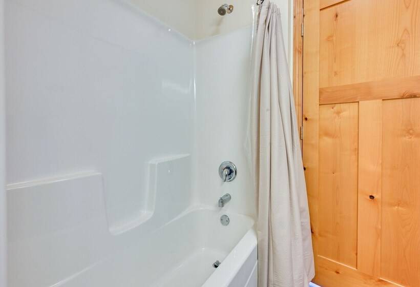 Cozy Lake Wissota Escape W/ Community Dock!