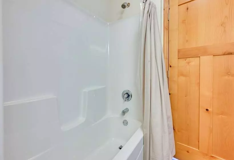 Cozy Lake Wissota Escape W/ Community Dock!