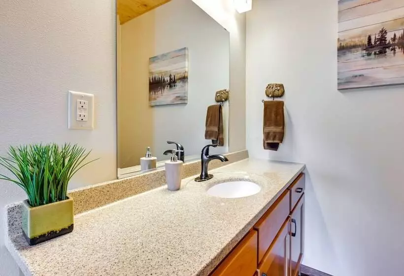 Cozy Lake Wissota Escape W/ Community Dock!