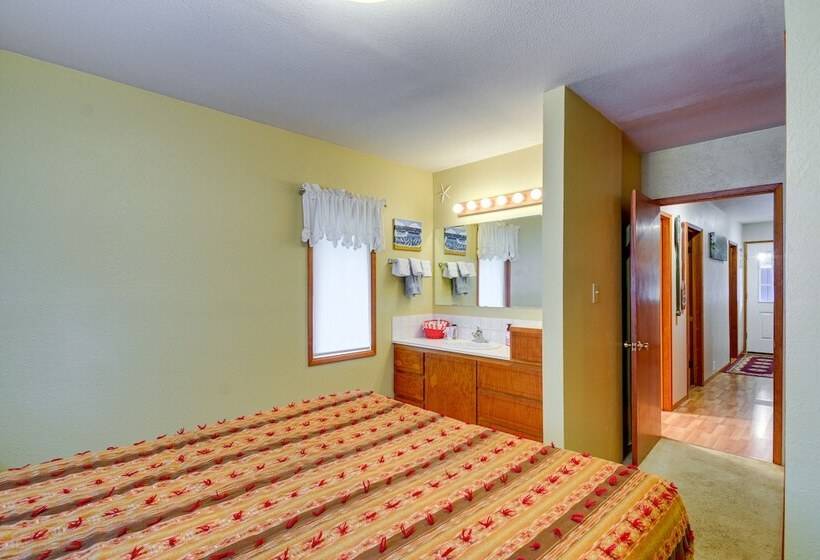 Cozy Washington Retreat W/ Deck, Walk To Beach!