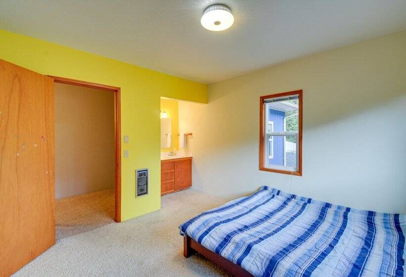 Cozy Washington Retreat W/ Deck, Walk To Beach!