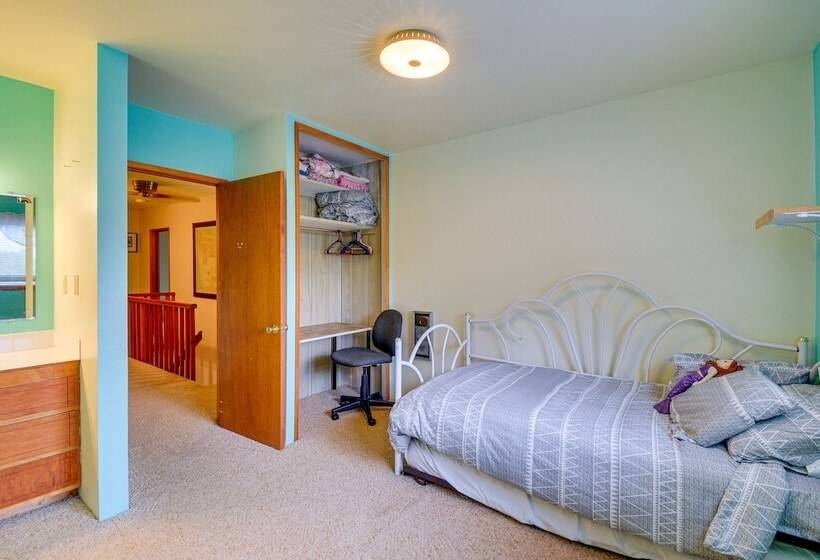 Cozy Washington Retreat W/ Deck, Walk To Beach!