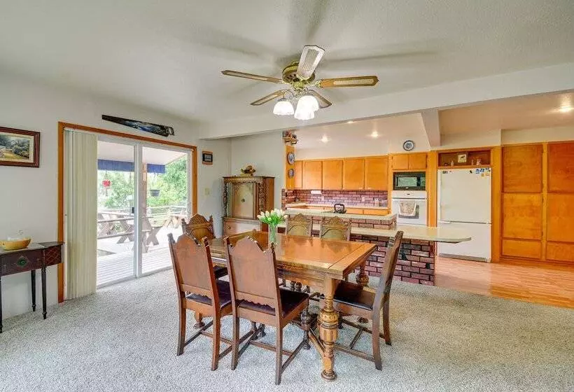 Cozy Washington Retreat W/ Deck, Walk To Beach!