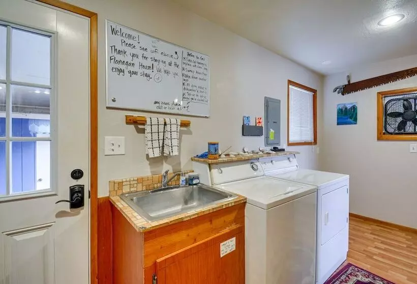 Cozy Washington Retreat W/ Deck, Walk To Beach!