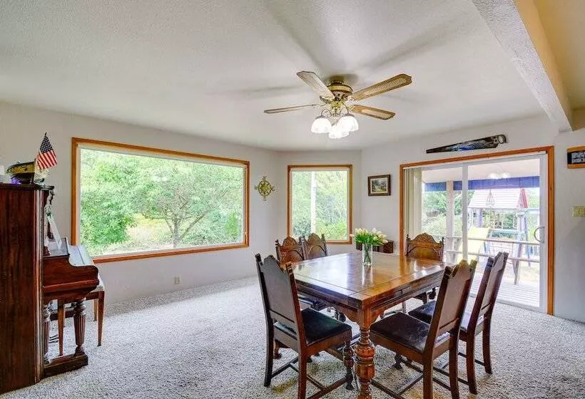 Cozy Washington Retreat W/ Deck, Walk To Beach!