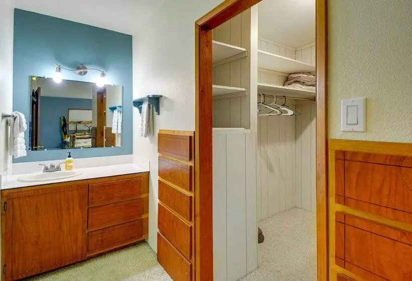 Cozy Washington Retreat W/ Deck, Walk To Beach!