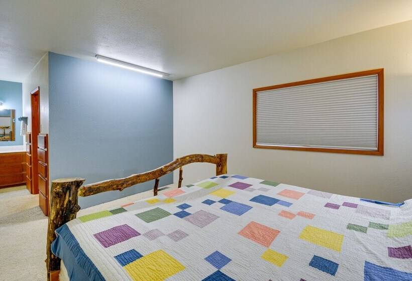 Cozy Washington Retreat W/ Deck, Walk To Beach!