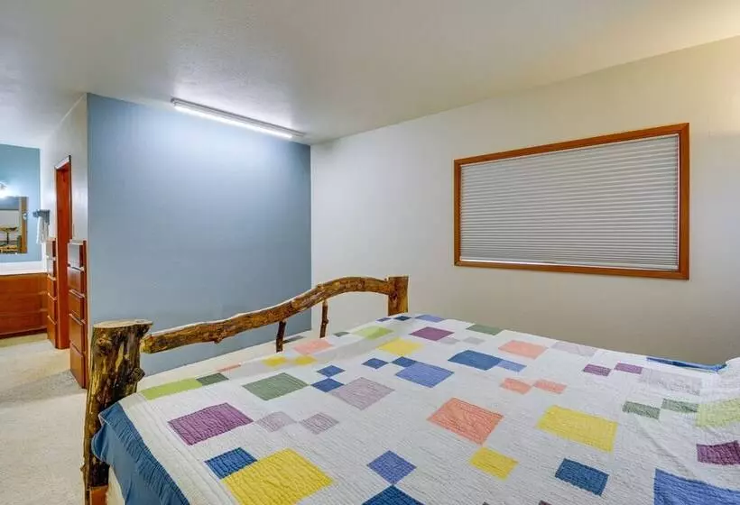 Cozy Washington Retreat W/ Deck, Walk To Beach!