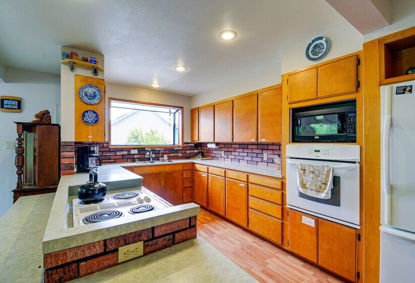 Cozy Washington Retreat W/ Deck, Walk To Beach!