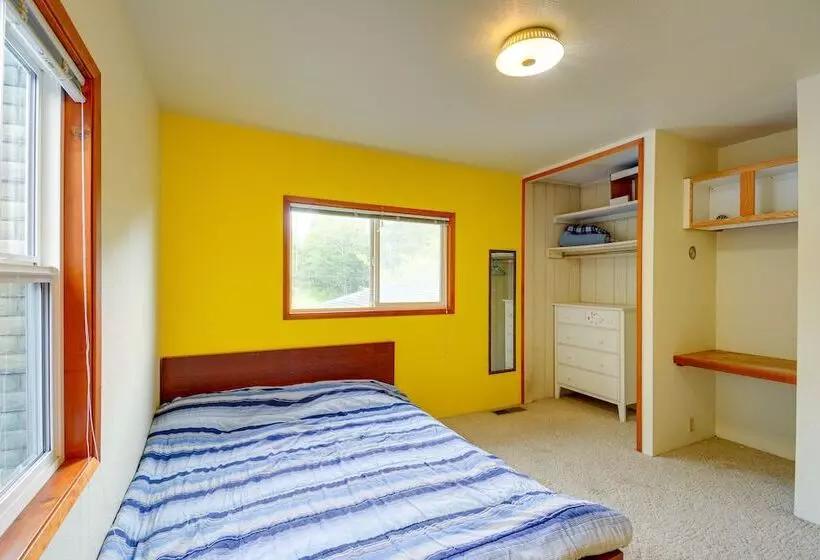 Cozy Washington Retreat W/ Deck, Walk To Beach!