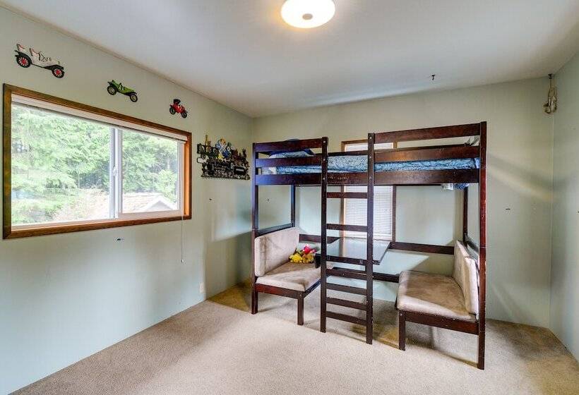 Cozy Washington Retreat W/ Deck, Walk To Beach!