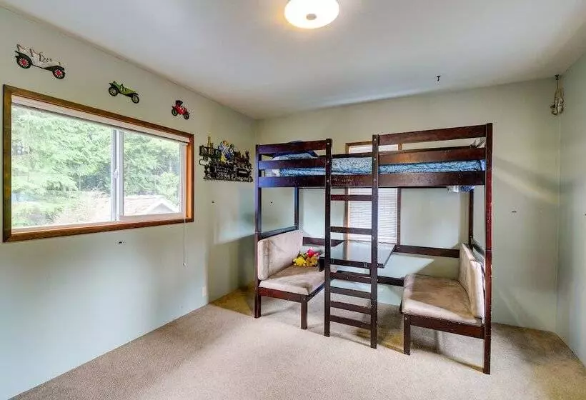 Cozy Washington Retreat W/ Deck, Walk To Beach!