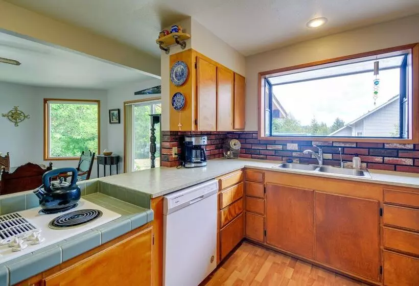 Cozy Washington Retreat W/ Deck, Walk To Beach!