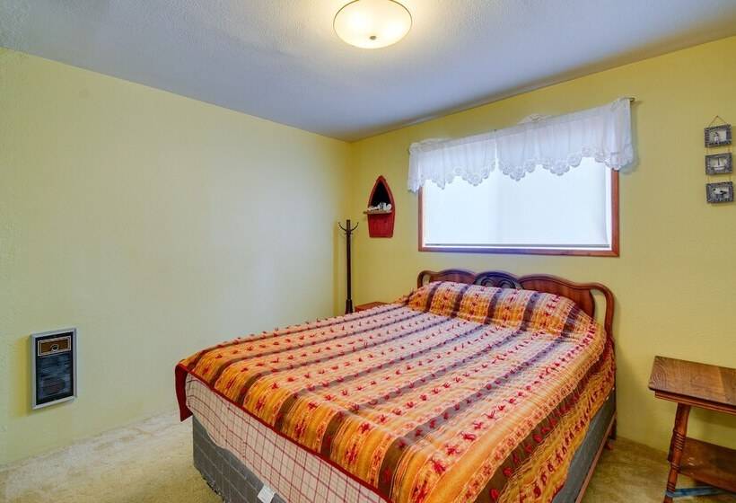 Cozy Washington Retreat W/ Deck, Walk To Beach!