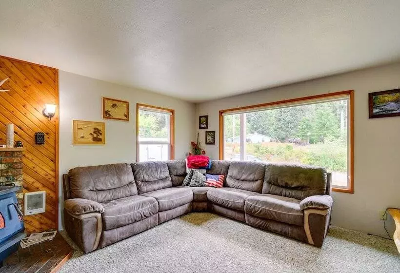 Cozy Washington Retreat W/ Deck, Walk To Beach!