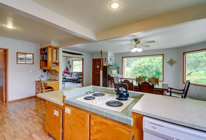 Cozy Washington Retreat W/ Deck, Walk To Beach!