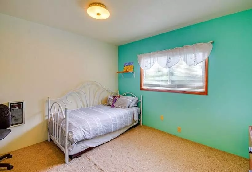 Cozy Washington Retreat W/ Deck, Walk To Beach!