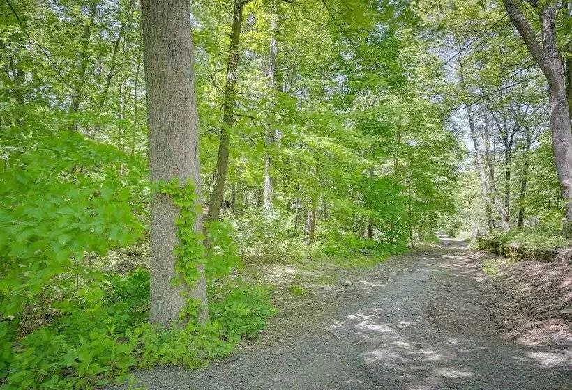 Creekside Hudson Valley Retreat ~ 4 Mi To Winery!