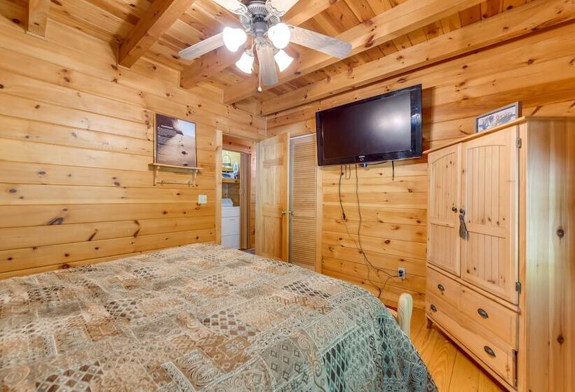 Cabin W/ Hot Tub + Fishing Pond In Del Rio!