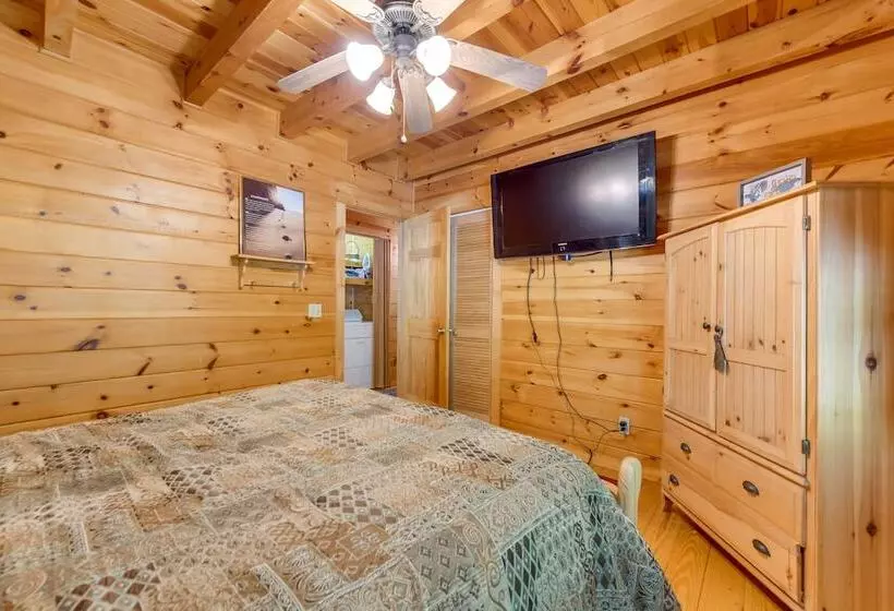 Cabin W/ Hot Tub + Fishing Pond In Del Rio!