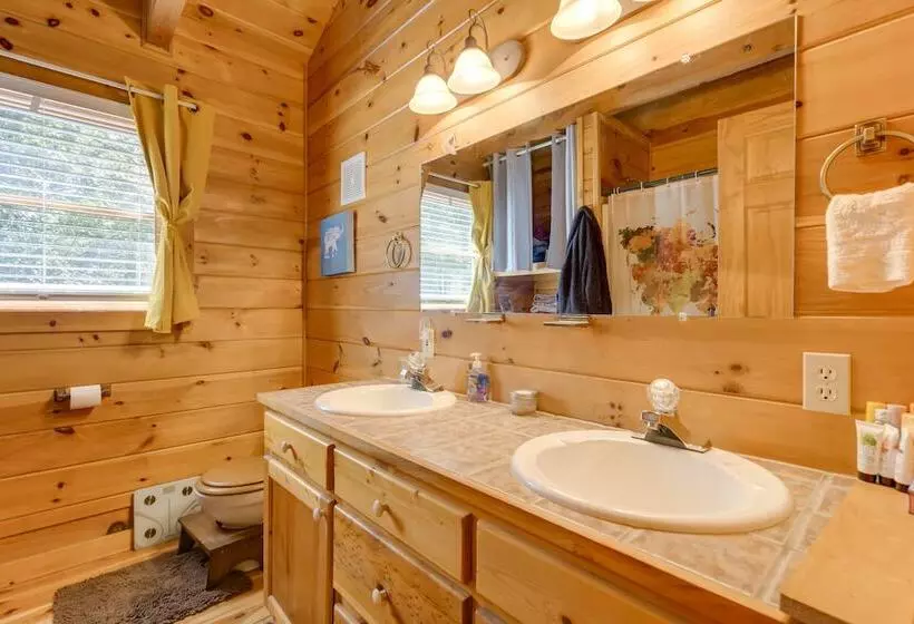 Cabin W/ Hot Tub + Fishing Pond In Del Rio!