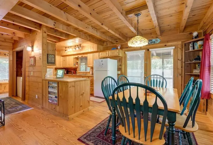 Cabin W/ Hot Tub + Fishing Pond In Del Rio!