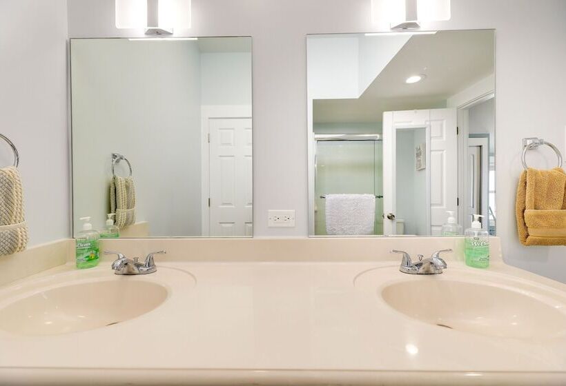 Emerald Isle Retreat   Steps Away From Beach!