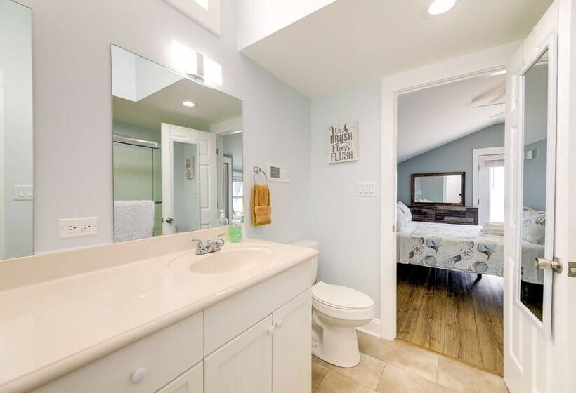 Emerald Isle Retreat   Steps Away From Beach!