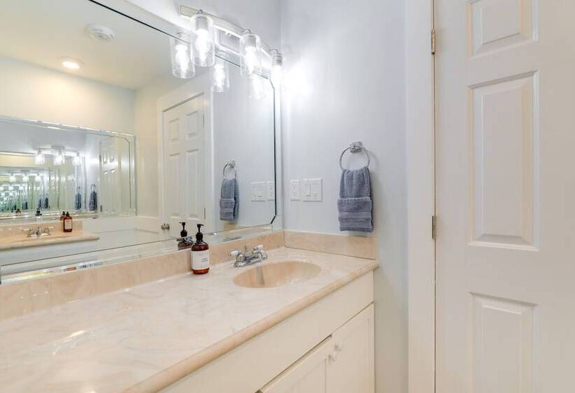 Emerald Isle Retreat   Steps Away From Beach!