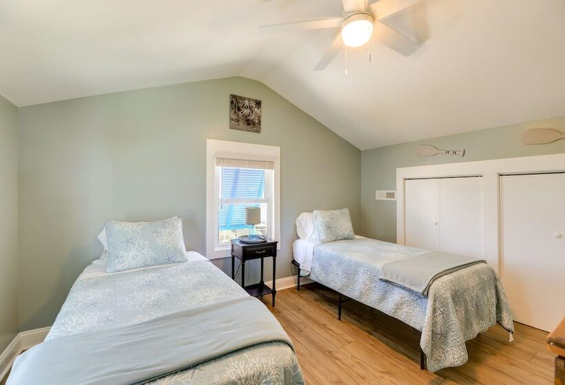 Emerald Isle Retreat   Steps Away From Beach!