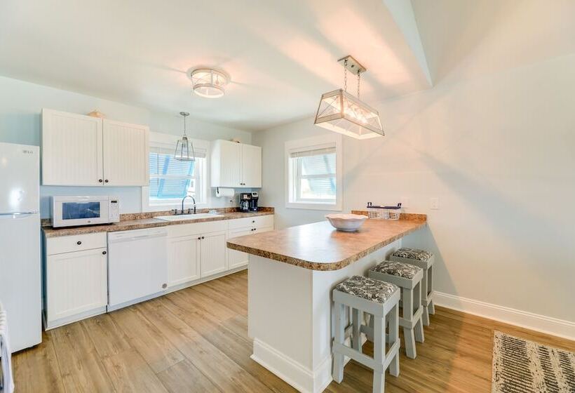 Emerald Isle Retreat   Steps Away From Beach!