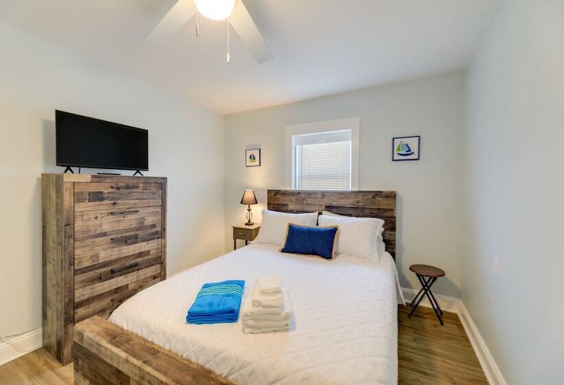 Emerald Isle Retreat   Steps Away From Beach!