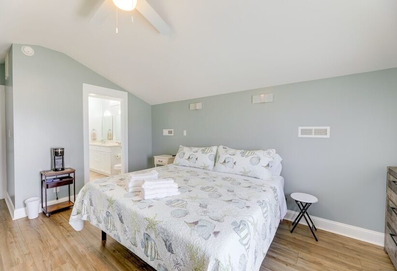 Emerald Isle Retreat   Steps Away From Beach!