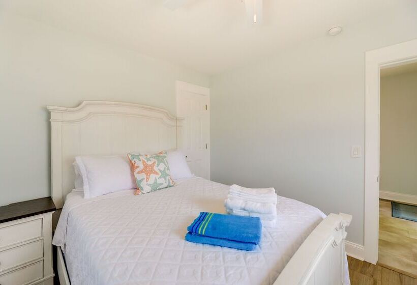 Emerald Isle Retreat   Steps Away From Beach!