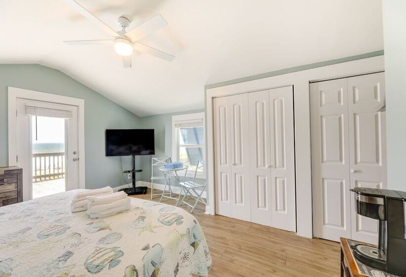 Emerald Isle Retreat   Steps Away From Beach!