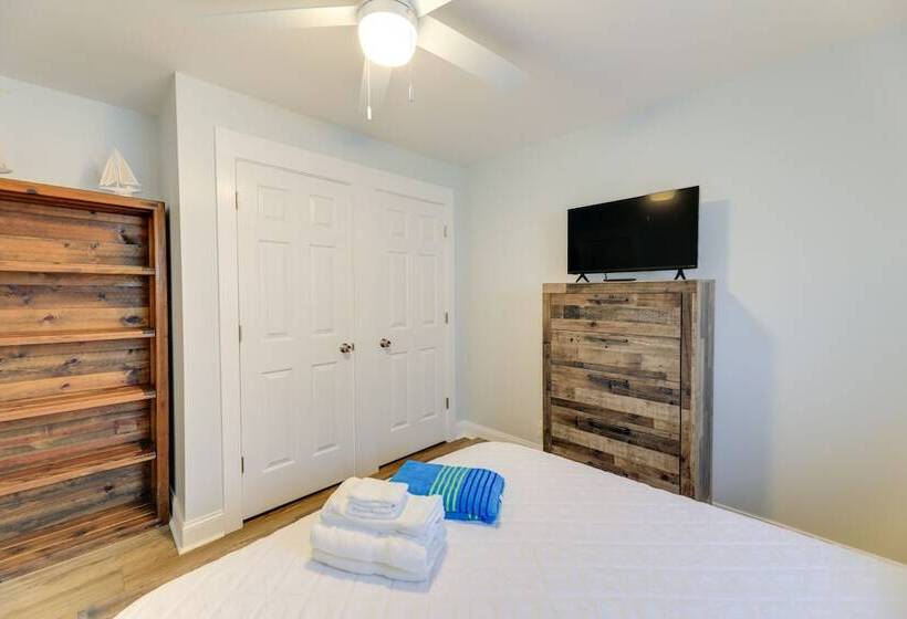 Emerald Isle Retreat   Steps Away From Beach!