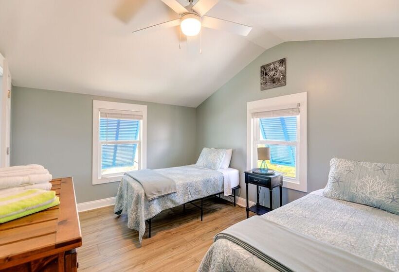 Emerald Isle Retreat   Steps Away From Beach!