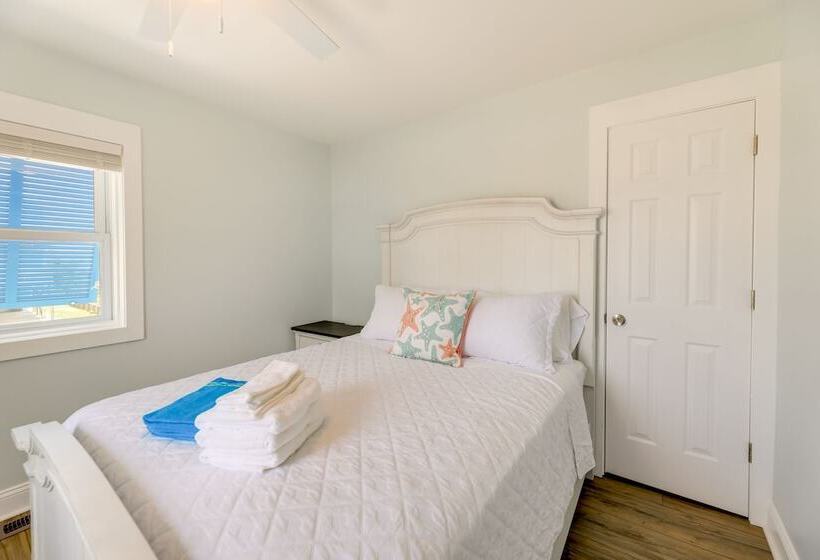 Emerald Isle Retreat   Steps Away From Beach!