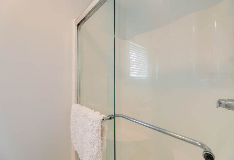 Emerald Isle Retreat   Steps Away From Beach!