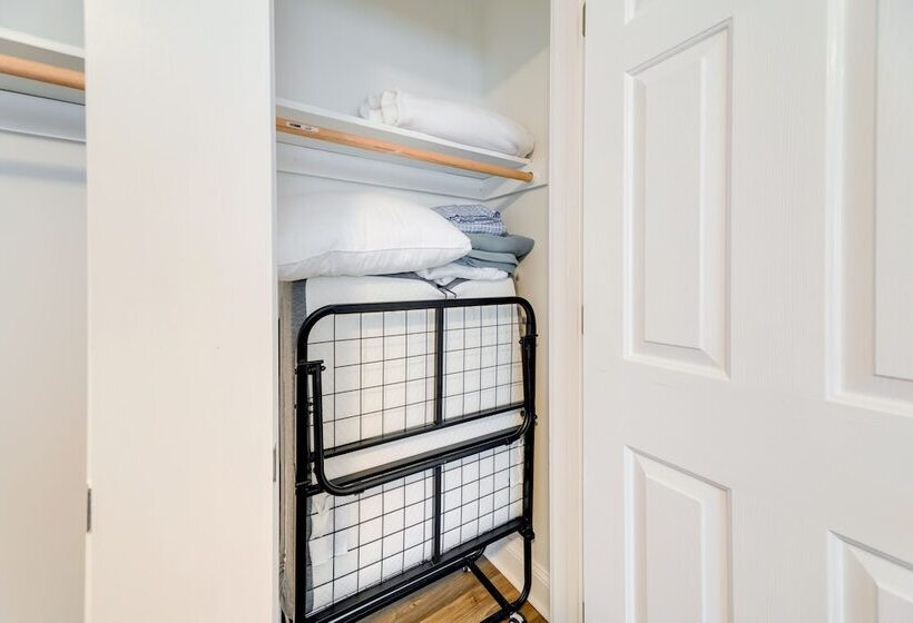 Emerald Isle Retreat   Steps Away From Beach!