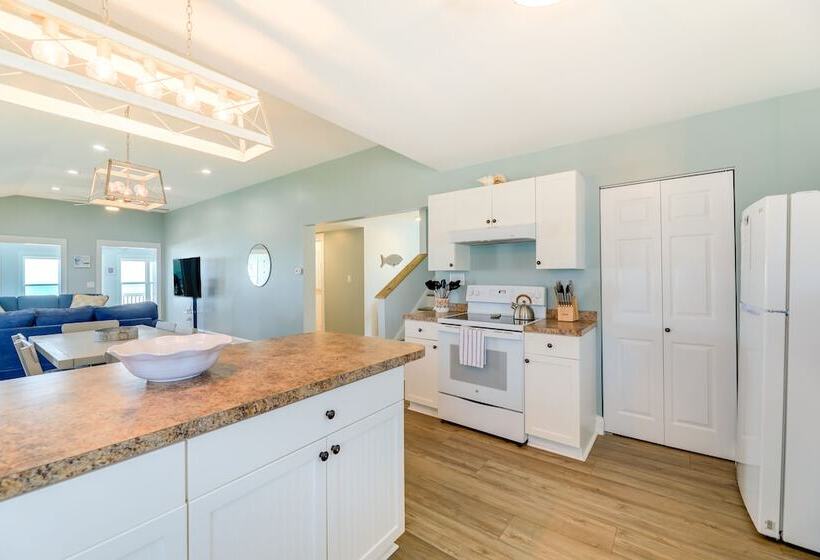 Emerald Isle Retreat   Steps Away From Beach!