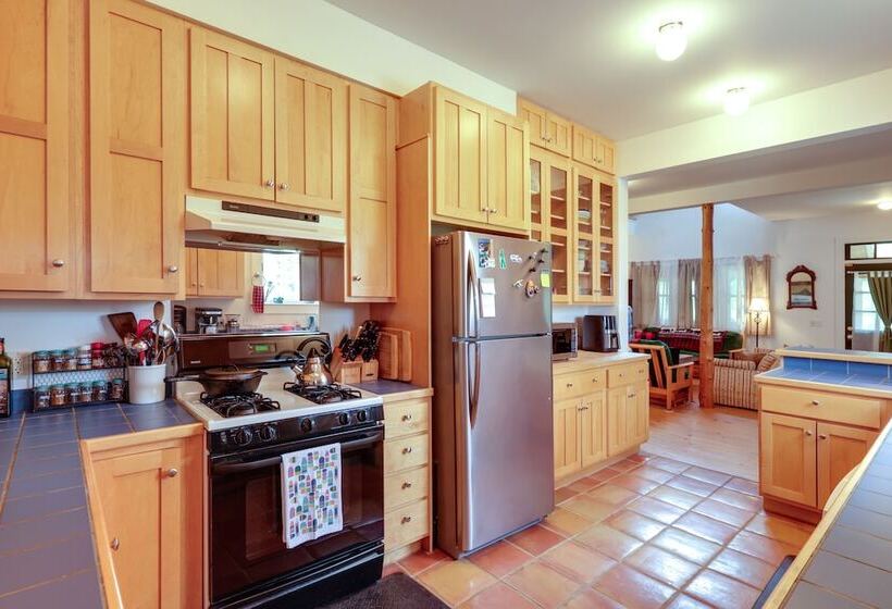 Enchanting Retreat In Prospect Harbor