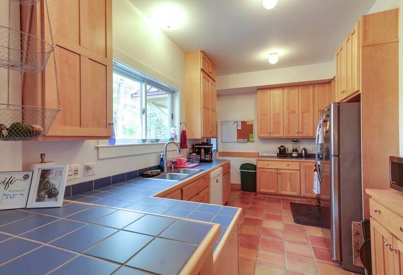 Enchanting Retreat In Prospect Harbor