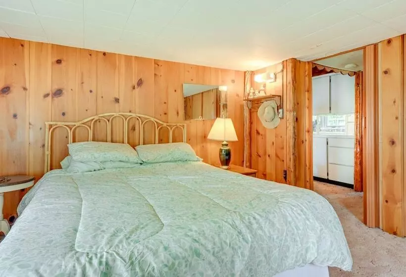 Gladwin Lakefront Cottage W/ Deck, Grill!