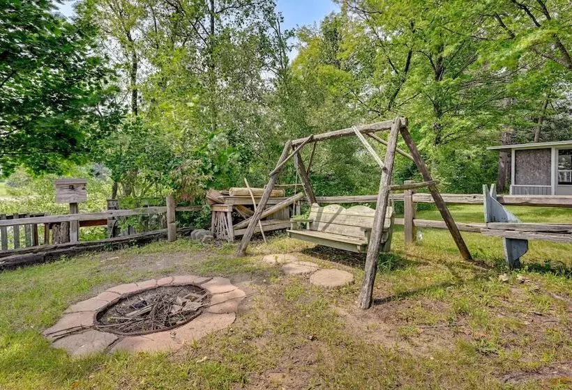 Gladwin Lakefront Cottage W/ Deck, Grill!
